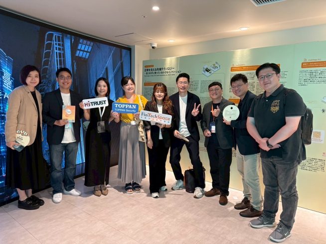 FinTechSpace代表團成員與大阪府都市金融小組總監Akira Suzuki （右四）合影