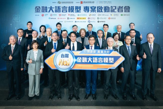 圖四、金融大語言模型專案啟動合影
出席貴賓包括金管會主委彭金隆（前排右4）、數位發展部部長林宜敬（前排左4）、國科會科技辦公室執行秘書張振豪（前排左3）、金融總會理事長董瑞斌（前排右3），以及召集機構代表中國信託銀行董事長陳佳文（前排右2）